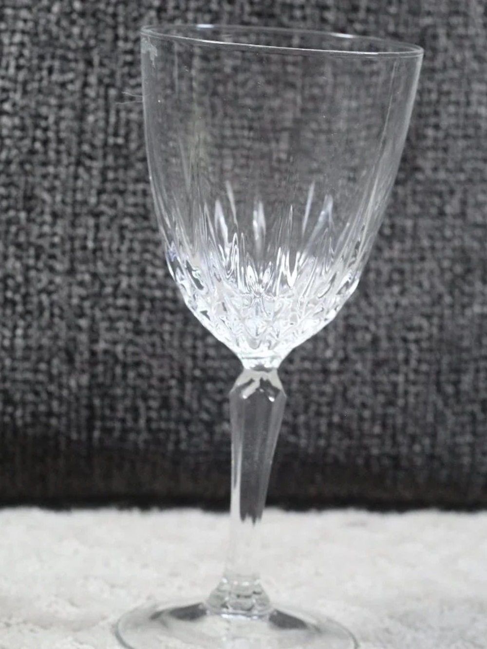 Elegant Clear Cut-Pattern Wine Glass - Crystal-Style Stemware